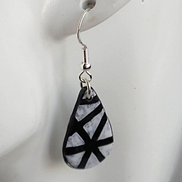 Handmade black and white polymer clay earrings. Boucles d'oreilles - Picture 6 of 6